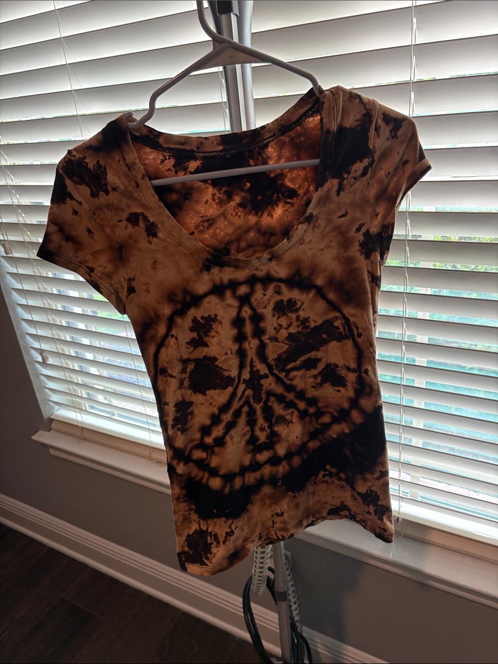 Tie-Dye Short Sleeve V-Neck Top in Brown and Black